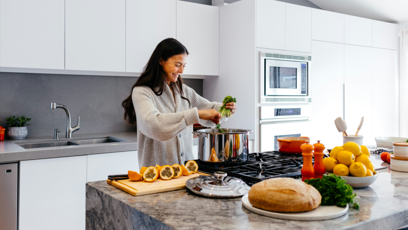 cuisine moderne avec électroménager et plan de travail